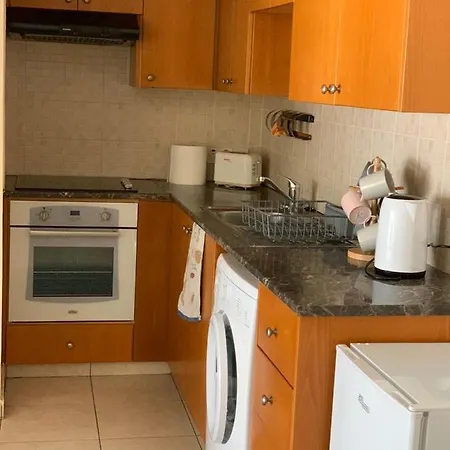 Sabine - Finikoudes 102 Apartment Larnaca